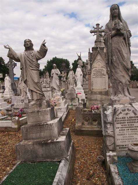 The stories behind the statues at St Patrick's cemetery | Danza de la muerte, Esculturas, Obras ...