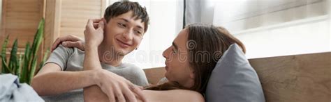 Jovem Gay De Cabelo Longo Sorrindo Imagem De Stock Imagem De Feliz Sorrir