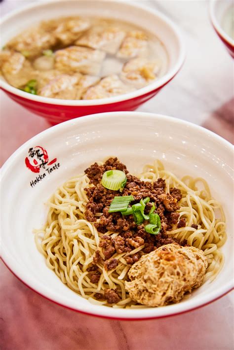 3rd-Gen Hawker Sells Hakka Mee, Yong Tau Foo Under CCTV Supervision By