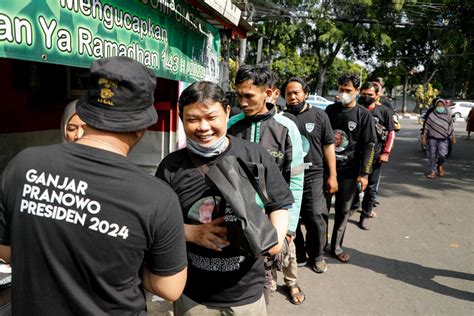 Komunitas Warteg Pendukung Ganjar Bagikan 1 000 Nasi Bungkus Gratis