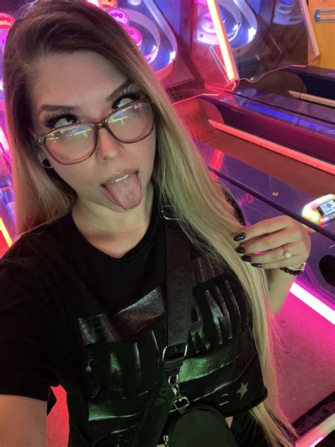 Public arcade ahego👅 : r/Ahegao_IRL