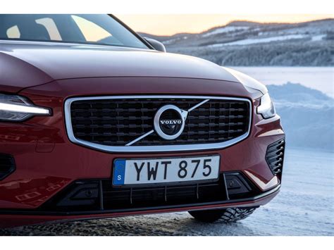 2023 Volvo V60 Pictures: | U.S. News