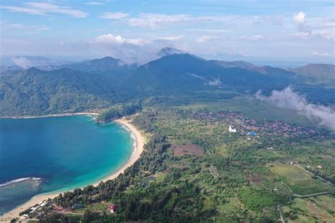 Pesona Keindahan Pantai Lampuuk WISATA ACEH