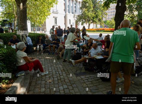 Madrid Spain September An Outdoor Amateur Drawing Class In The Gardens Along The Paseo