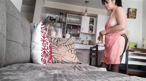 Une MILF dévergondée vêtue de bas montre sa chatte poilue xHamster