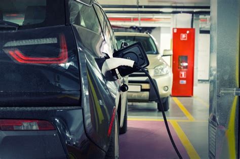 Cómo instalar un cargador de coche eléctrico en un garaje comunitario