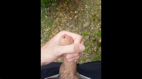イタリアのティーンが包茎チンポをしごいて公共の公園のいたるところでザーメンを発射します Pornhub Gay