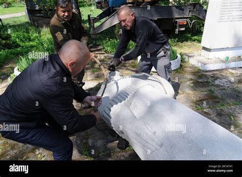 Los Trabajadores Desmantelan El Monumento Soviético A Una Madre