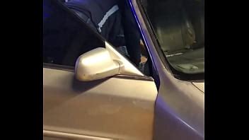Mujer fea le agarra la polla a un hombre gordo en un carro en público XVIDEOS
