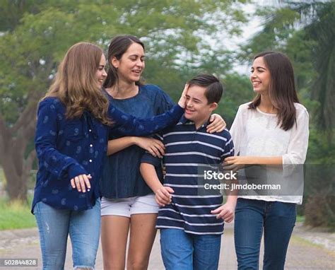 우리의 작은 동생이요 가족에 대한 스톡 사진 및 기타 이미지 가족 다운 증후군 장애 Istock