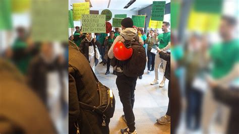 Acci Sorpresa De La Pah A Les Oficines De Caixabank De L Hospitalet