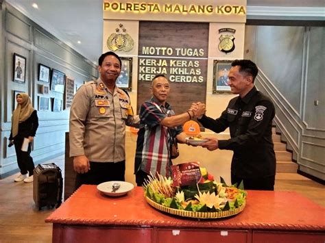 Kasi Humas Polresta Malang Kota Ipda Yudi Risdianto Saat Menyerahkan