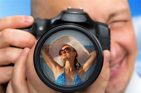 Photographe Saisissant La Verticale De La Fille De Bikini Image Stock Image Du Hommes Loisirs