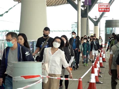 不少人趁復活節假在羅湖和港珠澳大橋香港口岸排隊過關 Rthk