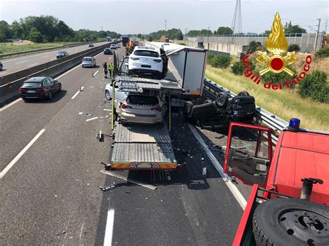 Tamponamento Tra Tir In Autostrada Un Ferito E Code In A Foto Prima