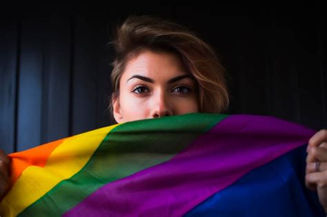 Foto De Un Hombre Sosteniendo Una Bandera Lgbt Foto Premium