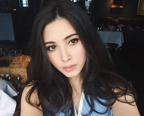 Thay vì chạy theo xu hướng hot girl Thái lại chỉ trung thành với kiểu tóc quen thuộc này