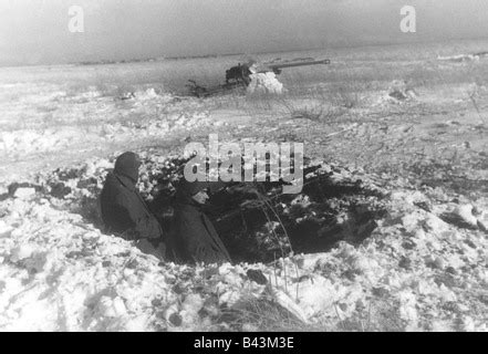 Soldaten Der Wehrmacht Im Schnee Tarnung Mit Schweren Anti Tank Gun An