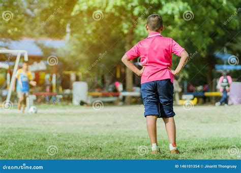 Os Meninos Asi Ticos Praticam Retroceder A Bola Para Marcar Objetivos