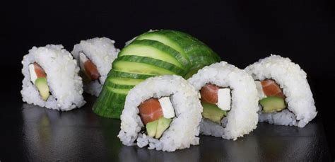 Uramaki Au Saumon Avocat Et Kiri Recettes Sushi Recette Fr