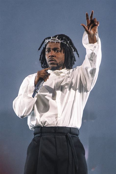 Kendrick lamar wearing a tiffany co crown of thorns at glastonbury