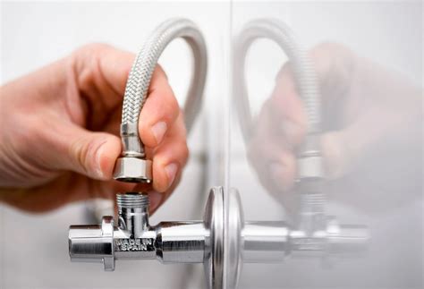 Cómo cambiar una llave de corte | Leroy Merlin