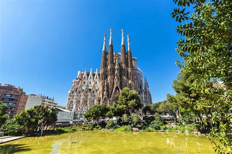 La Sagrada Familia in Barcelona - A Modern Masterpiece in the Making ...