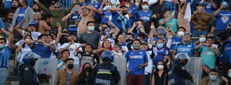 Aficionados de Cruz Azul se agarran a golpes en CU VIDEO ESTO en línea