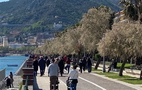 Salerno Malore Tra La Gente Mentre Passeggia Sul Lungomare Evitata