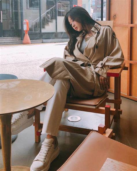 Khoe ảnh diện đồ ngủ táo bạo ngồi ăn gà rán hot girl làm CĐM chẳng biết nhìn vào đâu Người