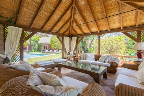 15 Picturesque Tropical Patio Designs You Will Absolutely Adore