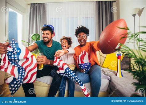 Familia Viendo Partidos De Fútbol Americano En La Televisión En Casa