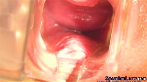 Pissing Babe Gaps Pussy With Speculum Before Peeing