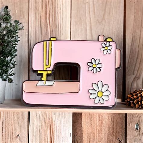 Enamel Lapel Pin Pink Sewing Machine Brooch Pin T Present Sew Craft Dressmaking