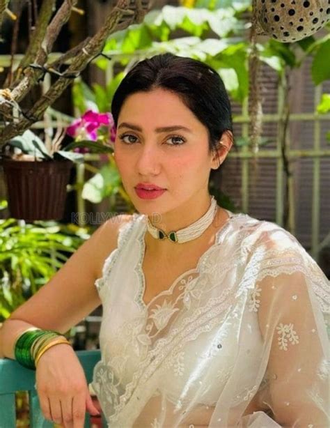 Gorgeous Mahira Khan In A Sheer White Saree Picture 01 305510