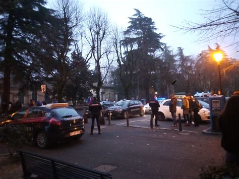 Novi Ligure Spintoni Tra Due Giovani In Viale Saffi Arrivano I