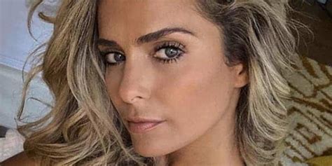 Clara Morgane dévoile ses fesses en lingerie noire