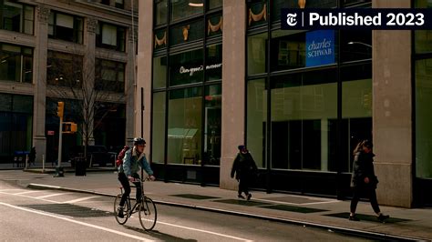 Charles Schwab’s Deposits Shrink, but Profits Grow Faster Than Expected