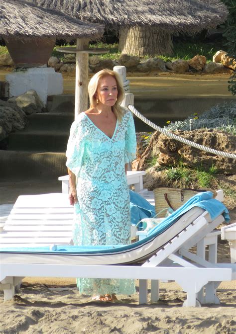 Carmen Lomana Luce Palmito En Bikini En Pleno Mes De Octubre