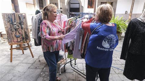 MERCADILLO DE MANOS UNIDAS Un polar de la Unión Deportiva Las Palmas