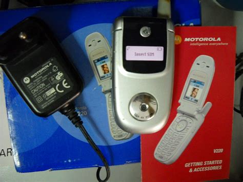 Motorola V220 Handphone With Basic 4x Zoom Camera Functions For Photo