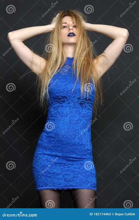 Belle Fille Européenne Blonde Avec Des Yeux Bleus Pose Dans Le Studio