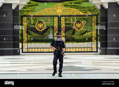 Kuala Lumpur Malaysia 16th Aug 2021 A Policeman Stands Guard