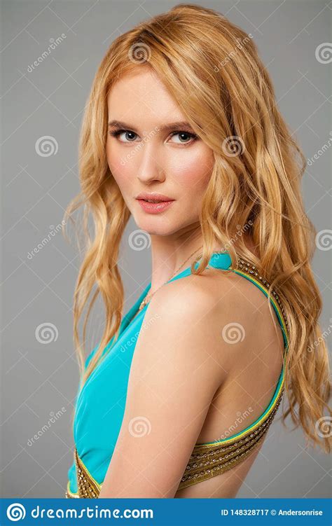 Bilden Sie Sch Ne Blonde Frau Stockbild Bild Von Nahaufnahme Gl Cklich