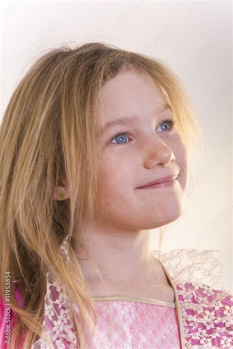 Portrait D Une Jolie Petite Fille Blonde Photos Adobe Stock