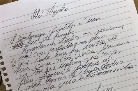 Vizinho manda bilhete para casal gay pedindo para não andarem de mãos dadas Tive que explicar