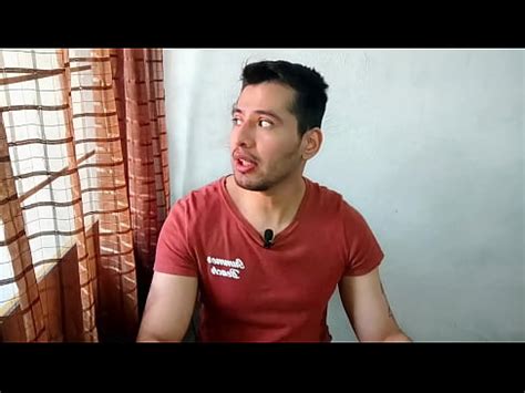 El mejor amigo de mi hermano me encuentra en mi cuarto metiéndome un Dildo y termina