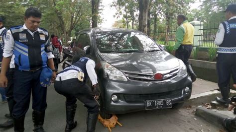 Gak Main Main Petugas Dishub Langsung Gembok Ban Mobil Yang Parkir