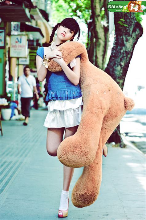 Bắt bài thói quen pose ảnh của các hot girl Việt