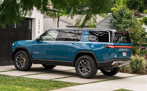 Download Wallpapers 2022 Rivian R1s 4k Rear View Exterior Side